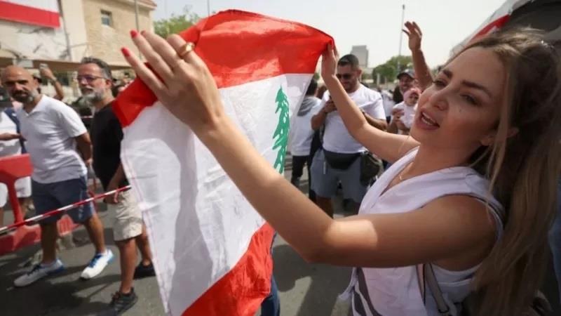مغتربون لبنانيون في طابور للإدلاء بأصواتهم في في ا