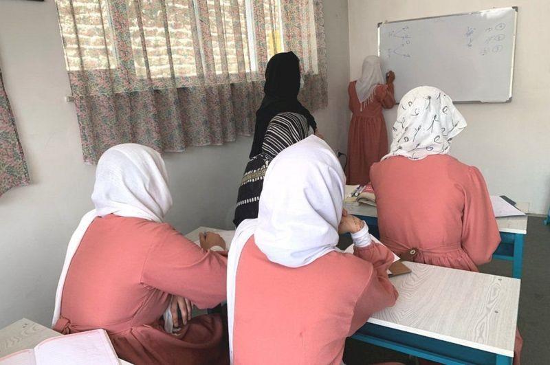 رحلة داخل مدرسة سرية للبنات تتحدى طالبان في أفغانس