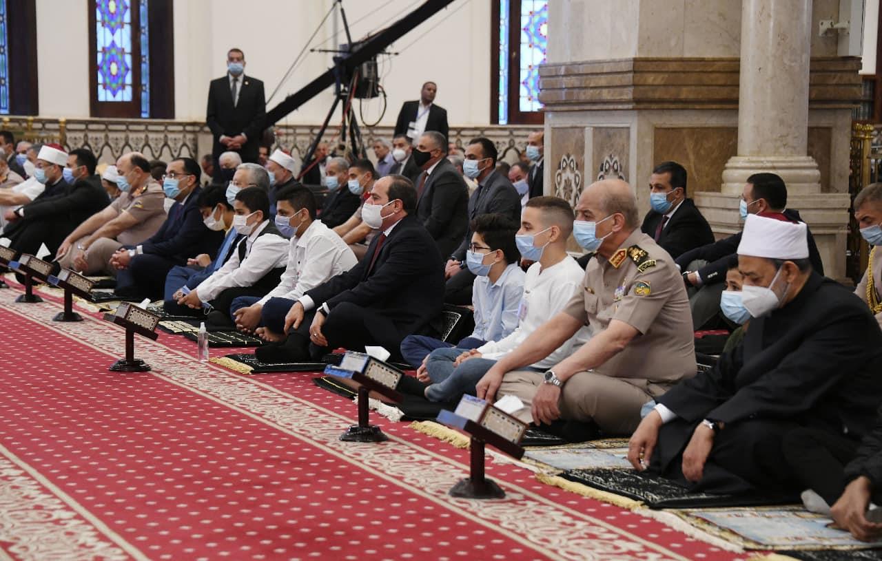 الرئيس عبد الفتاح السيسي يستمع إلى خطبة عيد الفطر 