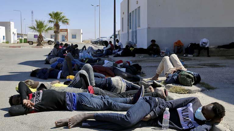 مهاجرون افارقة تم انقاذهم من قبل الجيش التونسي خلا