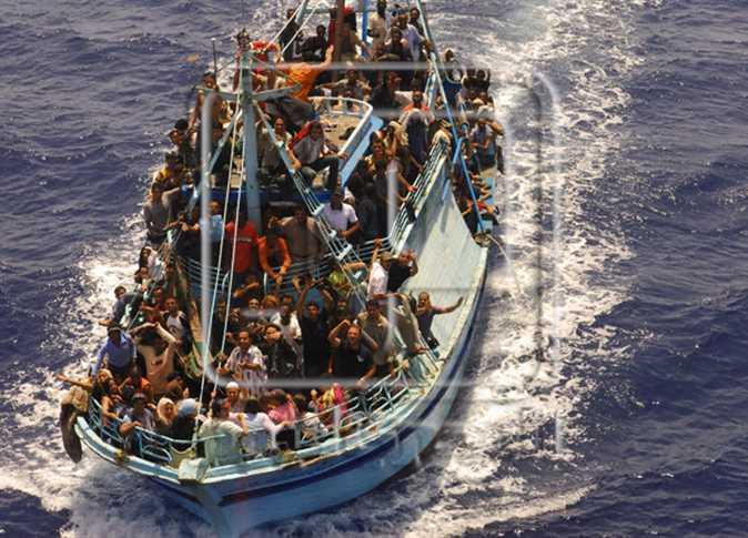 خفر السواحل اليوناني يعترض مئات المهاجرين في بحر إ