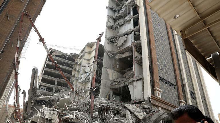 مواطنون يتجمعون في موقع مبنى ضخم قيد الانشاء في مد