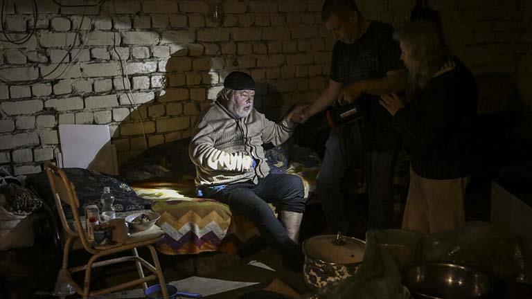 رجل وابنه في قبو منزلهما في ليسيتشانسك بشرق أوكران