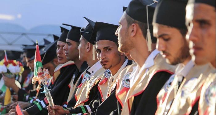 معظم خريجي الجامعات في غزة يبقون سنوات طويلة (تصل 