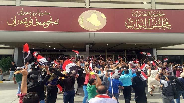 متظاهرون يقتحمون مبنى البرلمان العراقي  أرشيفية