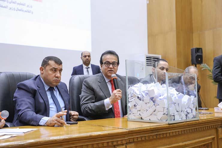 خالد عبدالغفار القائم بأعمال وزير الصحة يشهد قرعة 
