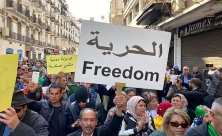 الصحفيون في تونس يحتجون ضد تراجع حرية الصحافة