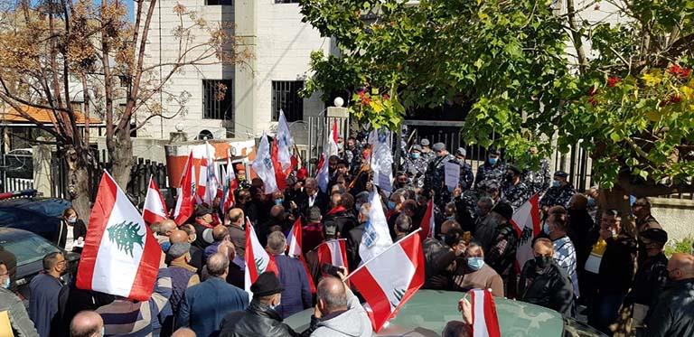 نظم عدد من اللبنانيين وقفة احتجاجية في بلدة الناقو
