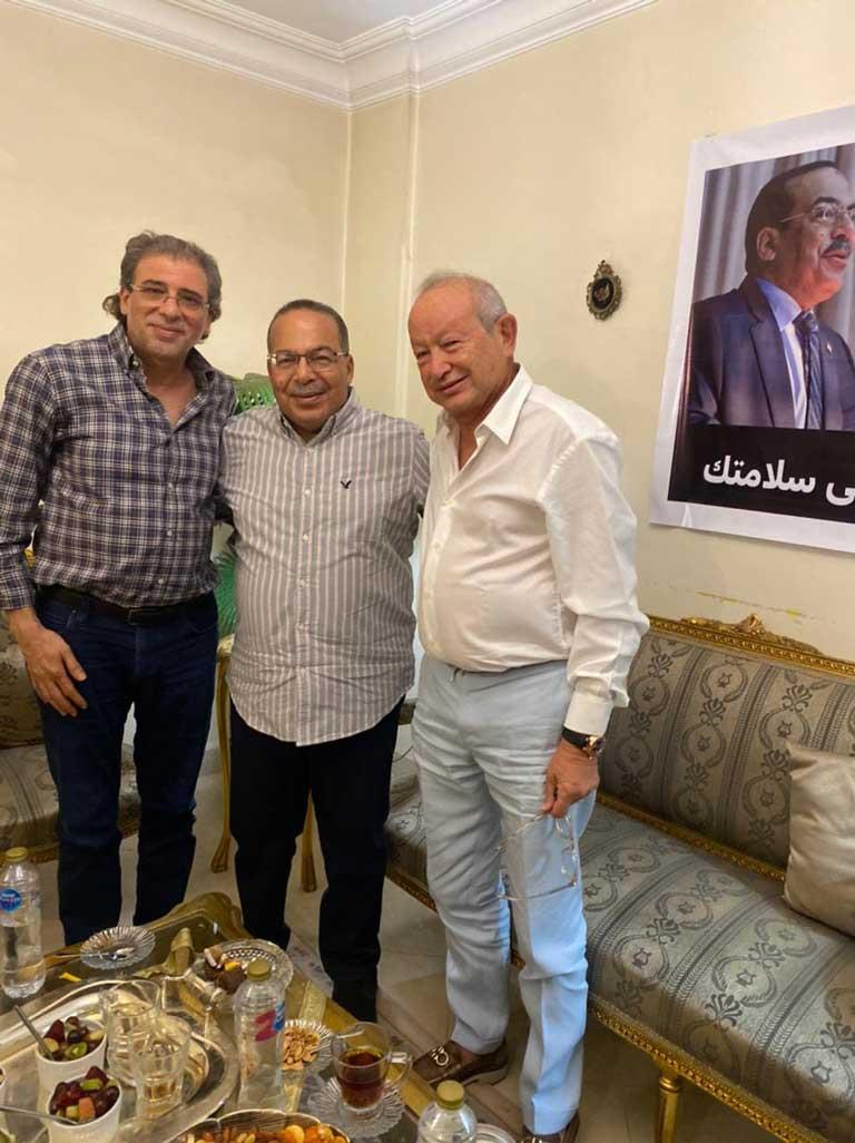 ساويرس وخالد يوسف في زيارة ليحيى حسين عبدالهادي