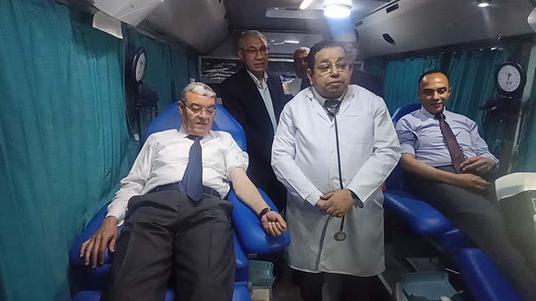 محافظ المنيا يتبرع بالدم في انطلاق أول وحدة تبرع م