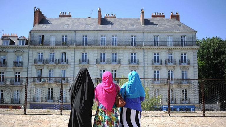 نساء يرتدين الحجاب في مدينة نانت الفرنسية