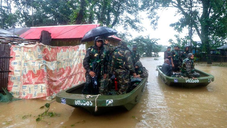جيش بنغلادش يجلي سكانا بعد فيضانات في سيلهيت على أ