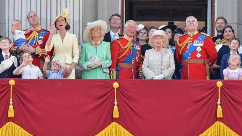 الملكة إليزابيث تتوسط العائلة الملكية البريطانية