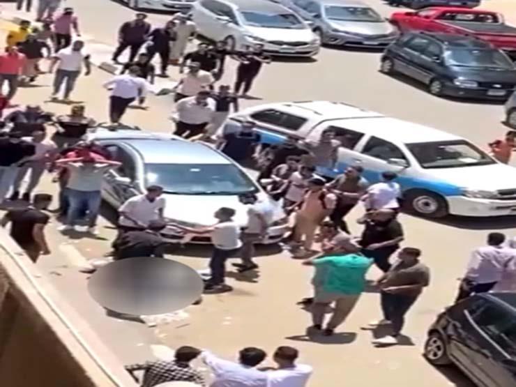 لحظة ذبح طالب لزميلته أمام باب جامعة المنصورة