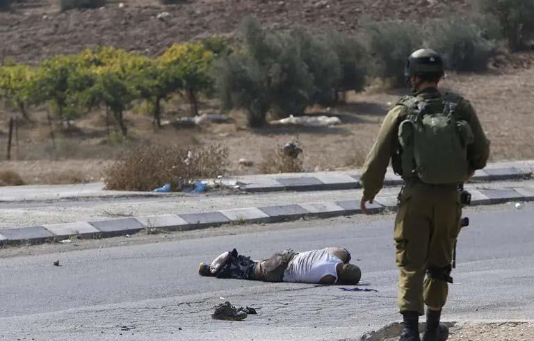 مستوطن إسرائيلي يقتل فلسطينيًا طعنًا بسكين