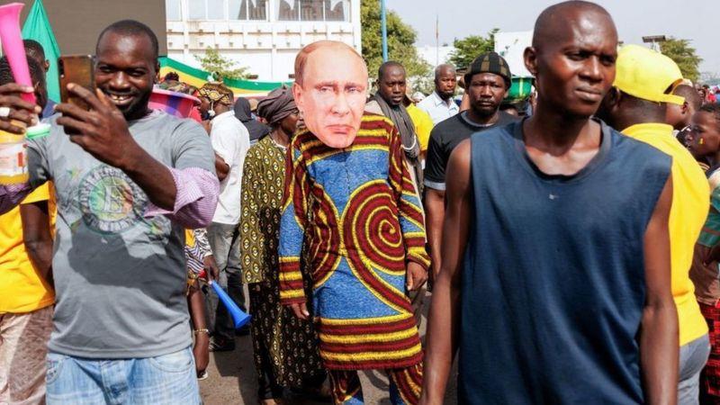كيف تفوقت روسيا على أوكرانيا بدهاء في أفريقيا؟