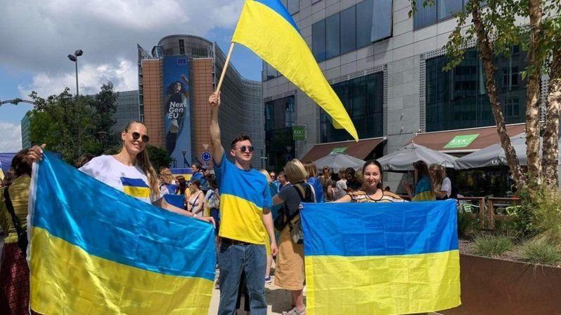 عشرات الأوكرانيين انتظروا خارج مقر القمة الأوروبية