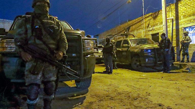 جنود مكسيكيون في مكان شهد مقتل أربعة عناصر من الشر