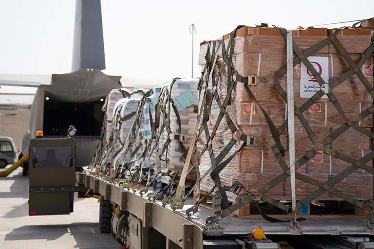 وصول أول طائرة قطرية تحمل مساعدات إلى أفغانستان ضم
