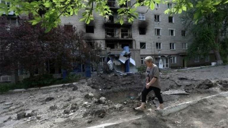 مبنى سكني في حي تعرض للقصف في سيفيرسك في منطقة دون
