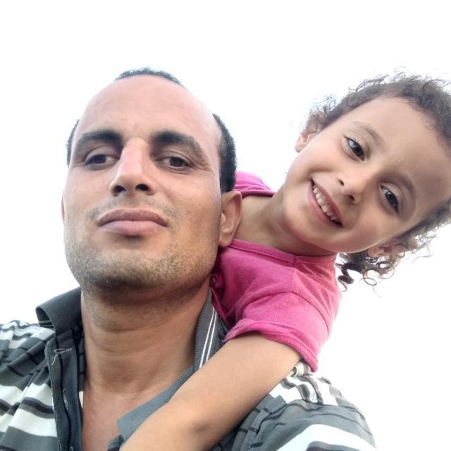 صورة لعبدالحميد الحمراوي وابنته الصغيرة