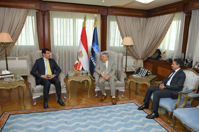 الفريق ربيع يلتقي السفير القطري بالقاهرة