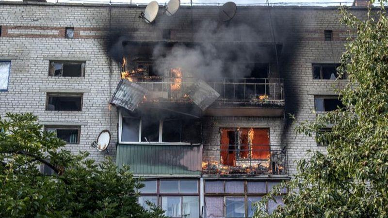مبنى سكني محترق أصابته نيران روسية في سيفرسك بشرق 