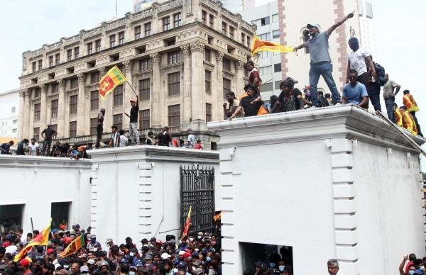 اقتحم متظاهرون بوابات مكتب رئيس وزراء سريلانكا