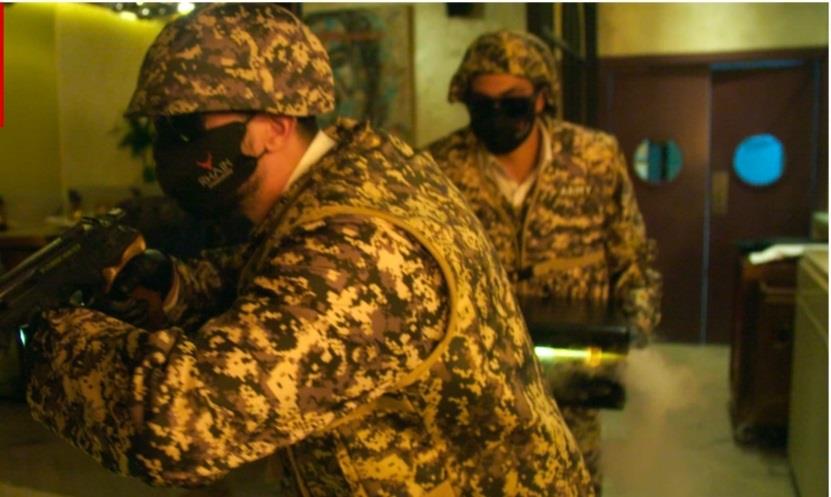 جنود بملابس عسكرية يقدمون الطعام في مطعم بـ دبي