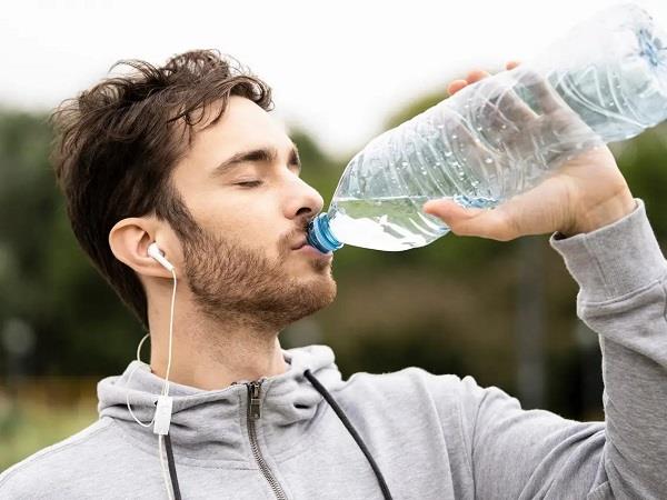 شرب الماء من الزجاجات البلاستيكية