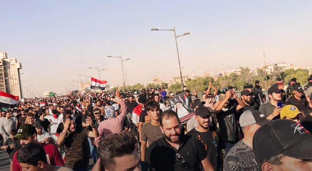 متظاهرون يقتحمون المنطقة الخضراء وسط بغداد