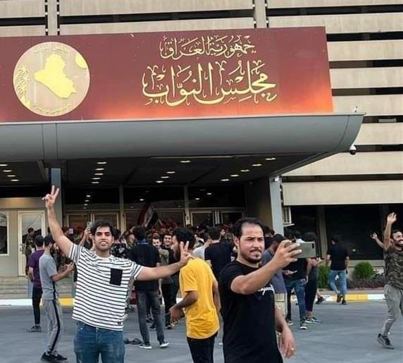 المتظاهرون يقتحمون مبنى البرلمان العراقي