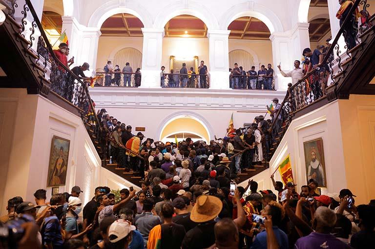 محتجون يقتحمون المقر الخاص لرئيس وزراء سريلانكا