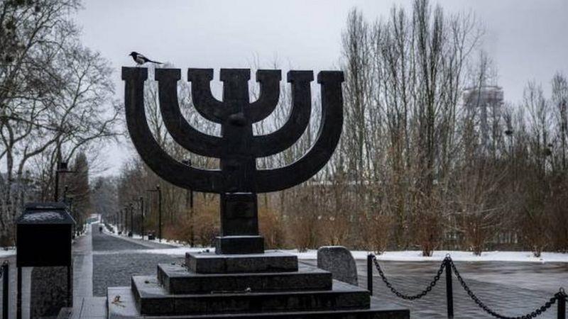 نصب تذكاري على شكل الشمعدان للضحايا اليهود في بابي