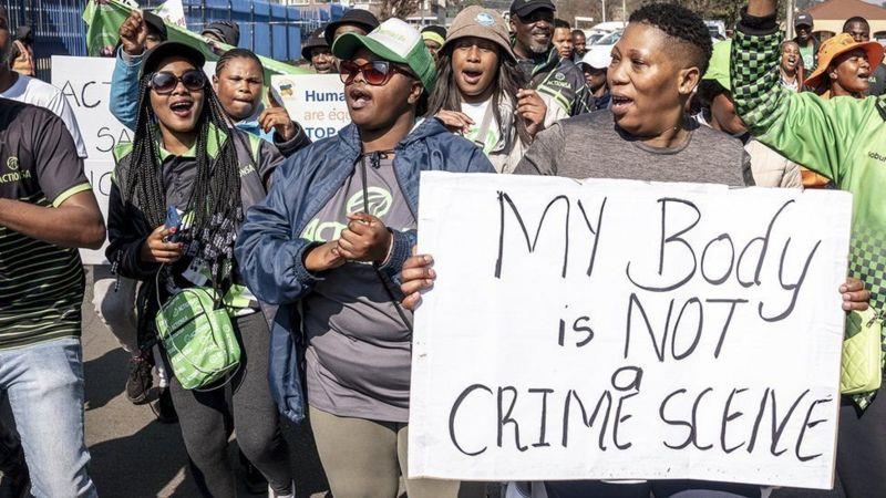 احتجاجات تطالب بإعلان الطوارئ في جنوب أفريقيا لموا
