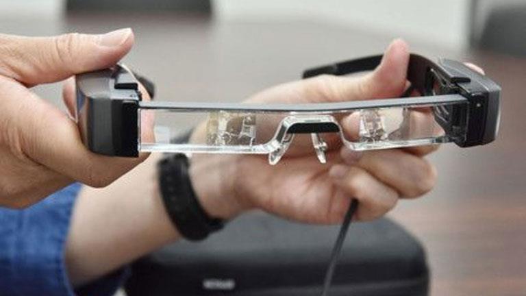نظارات ذكية لمساعدة ضعاف السمع