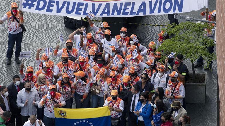 تظاهرة لعاملين في شركة الطيران الفنزويلية كونفياسا