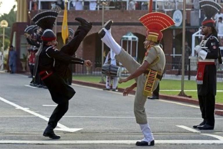 جنديان هندي (يمين) وباكستاني يؤديان مراسم حدودية ف