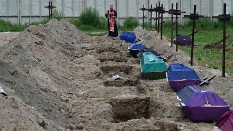 نعوش مدنيين مجهولي الهوية قبل دفنهم في مقبرة محلية