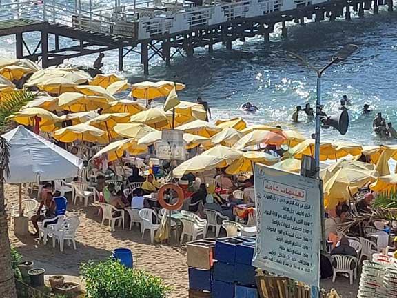 رايات التحذير ترفرف على شواطئ الإسكندرية