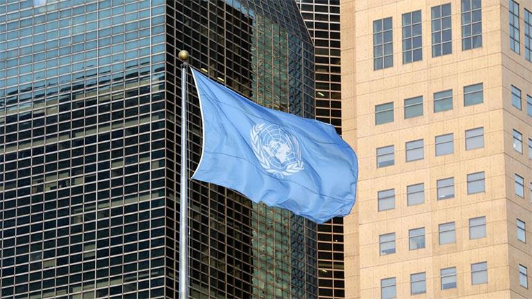 علم الأمم المتحدة أمام مقر المنظمة الدولية في نيوي