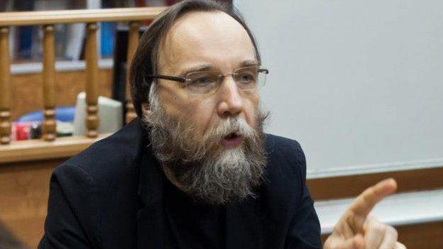 والد داريا، ألكسندر دوغين، هو مفكر روسي قومي متطرف