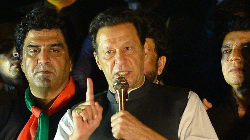 رئيس الوزراء الباكستاني السابق عمران خان يتحدث في 
