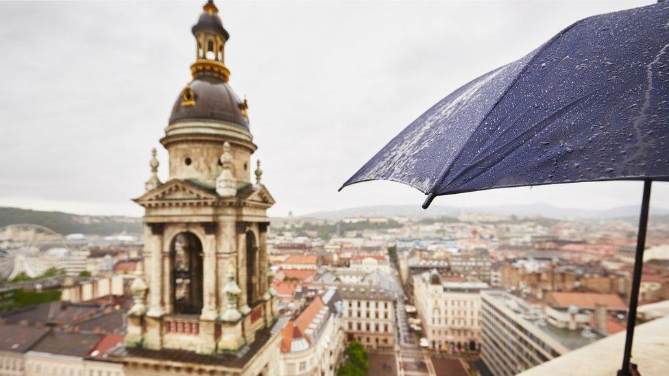 طُرد اثنان من خبراء الطقس في المجر، بسبب توقعات خا