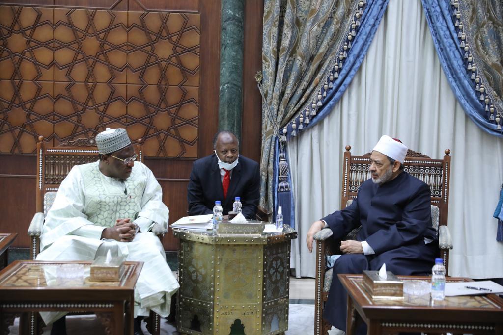 الدكتور أحمد الطيب يلتقي السفير الكاميروني القاهرة