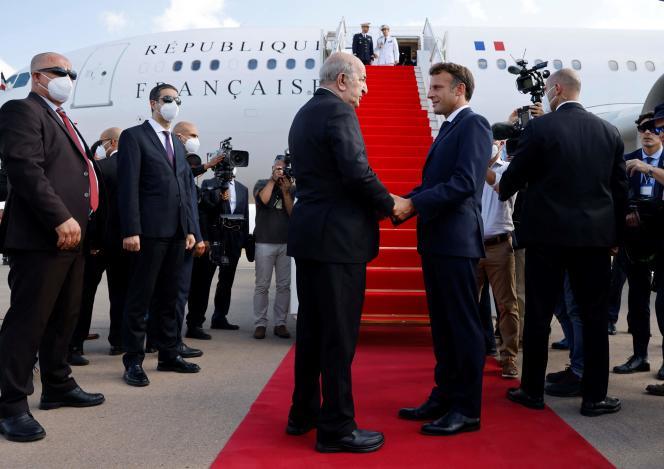 إيمانويل ماكرون الرئيس الفرنسي يغادر الجزائر عائدا