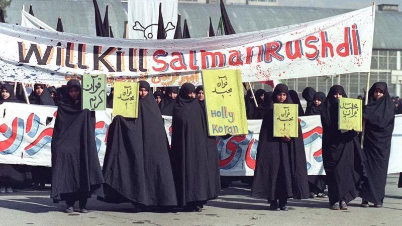 متظاهرات ايرانيات ضد رواية آيات شيطانية بعد ثلاثة 