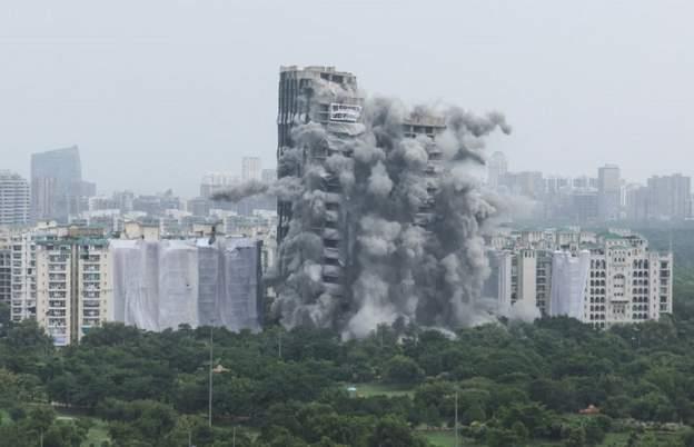 الهند تهدم برجين سكنيين
