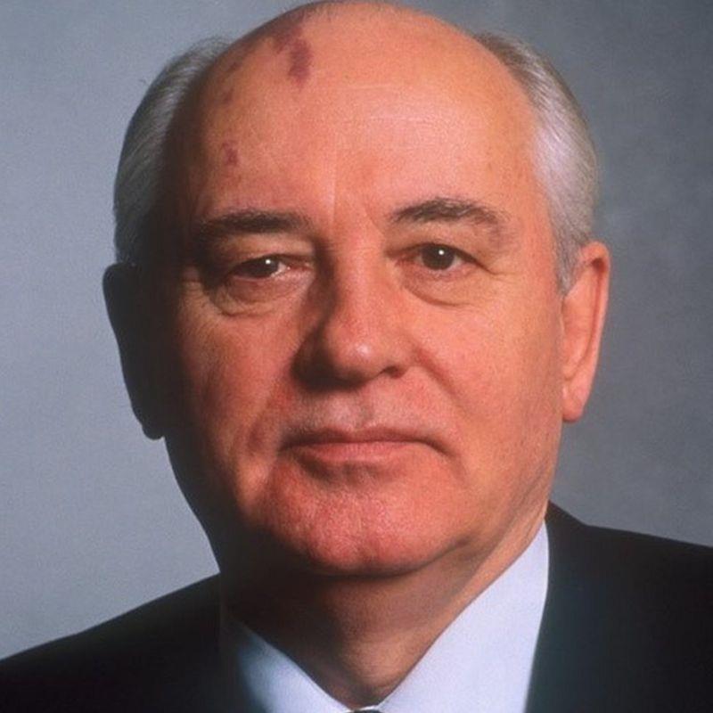 ميخائيل جورباتشوف الزعيم السوفيتي الذي ساعد في إنه