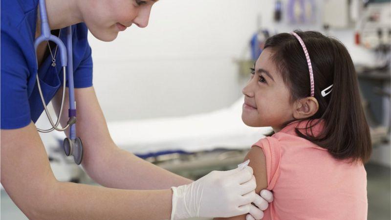 يُنصح الآباء بتطعيم أطفالهم للمساعدة في حمايتهم من